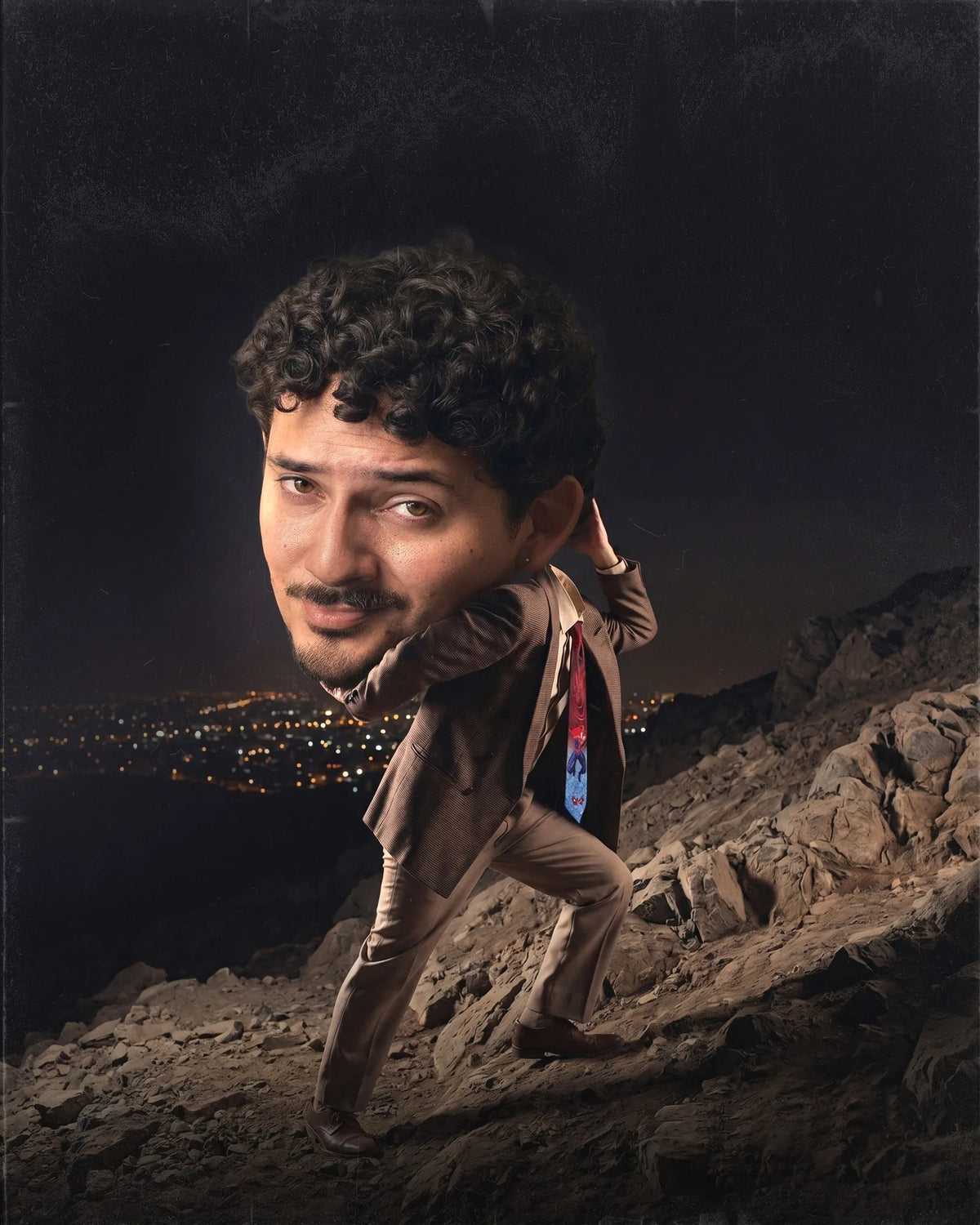 Póster de Cheesy de noche: Cheesy sube un cerro de noche con Lima iluminada atrás