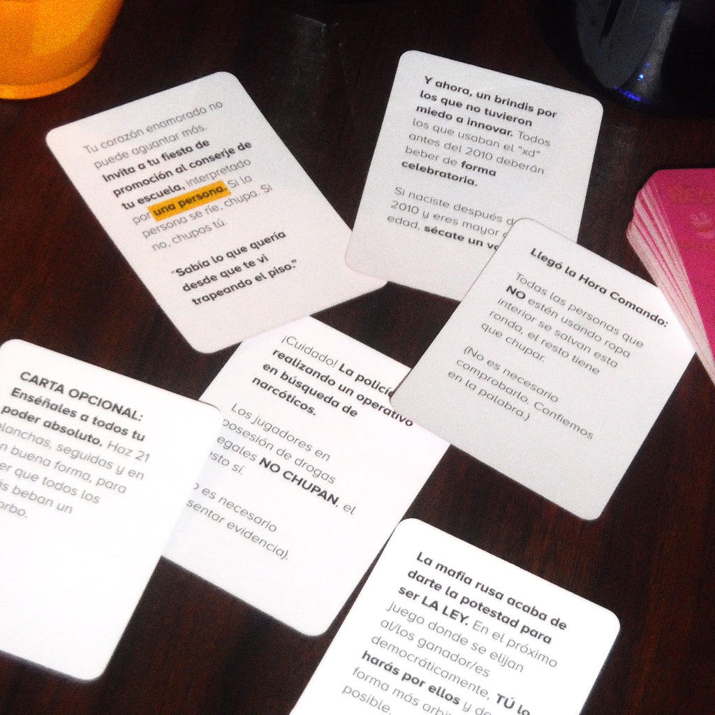 Cartas de reto de Con Todo Respeto abiertas sobre la mesa