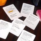 Cartas de reto de Con Todo Respeto abiertas sobre la mesa