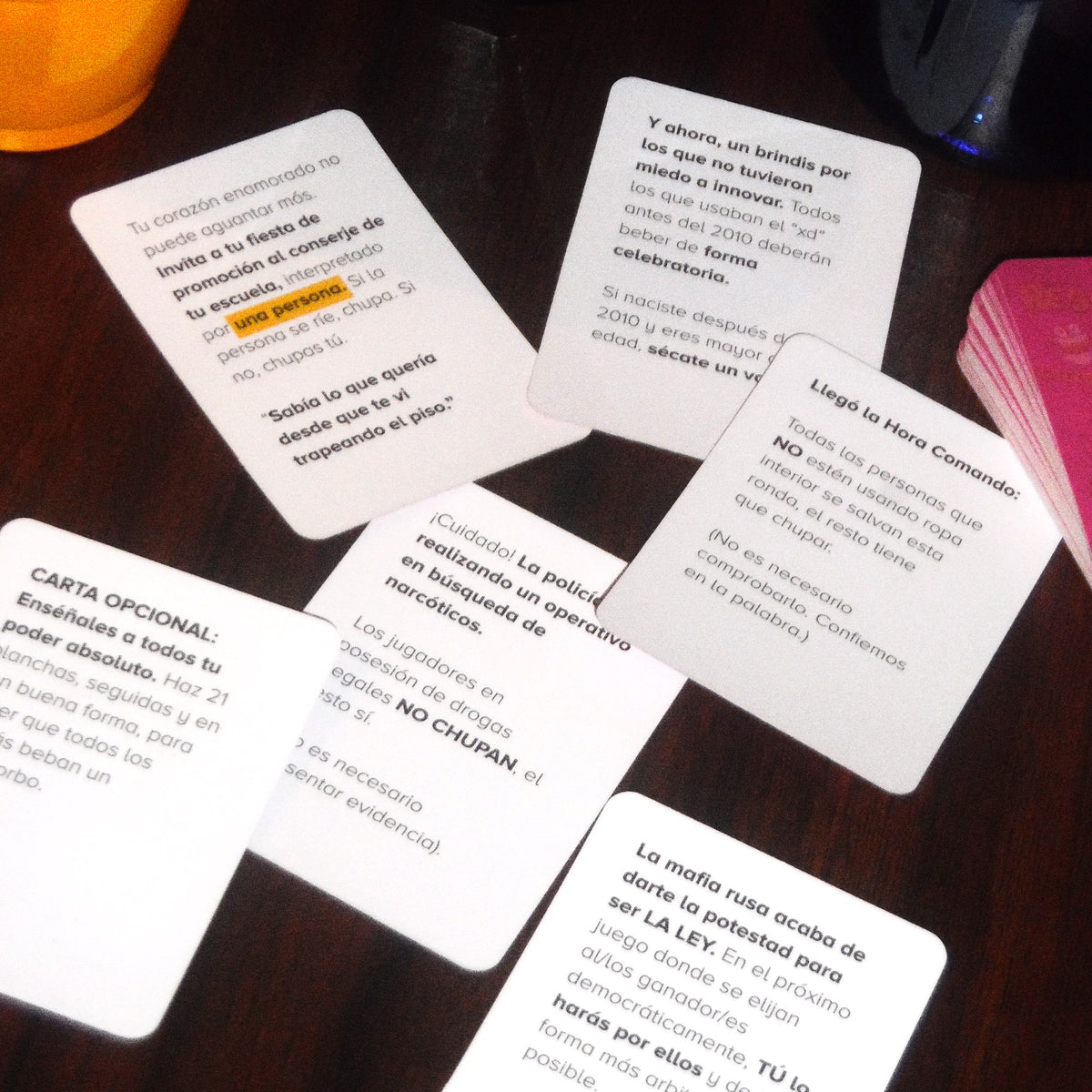 Cartas de reto de Con Todo Respeto abiertas sobre la mesa