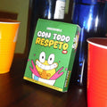 Caja de Con Todo Respeto de Chocochifle junto a vasos de fiesta