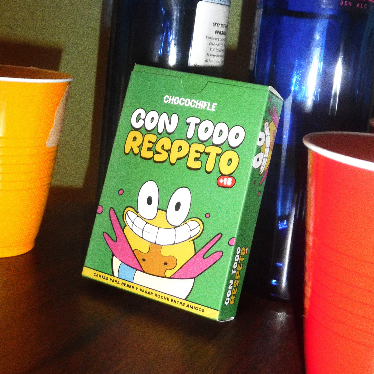 Caja de Con Todo Respeto de Chocochifle junto a vasos de fiesta