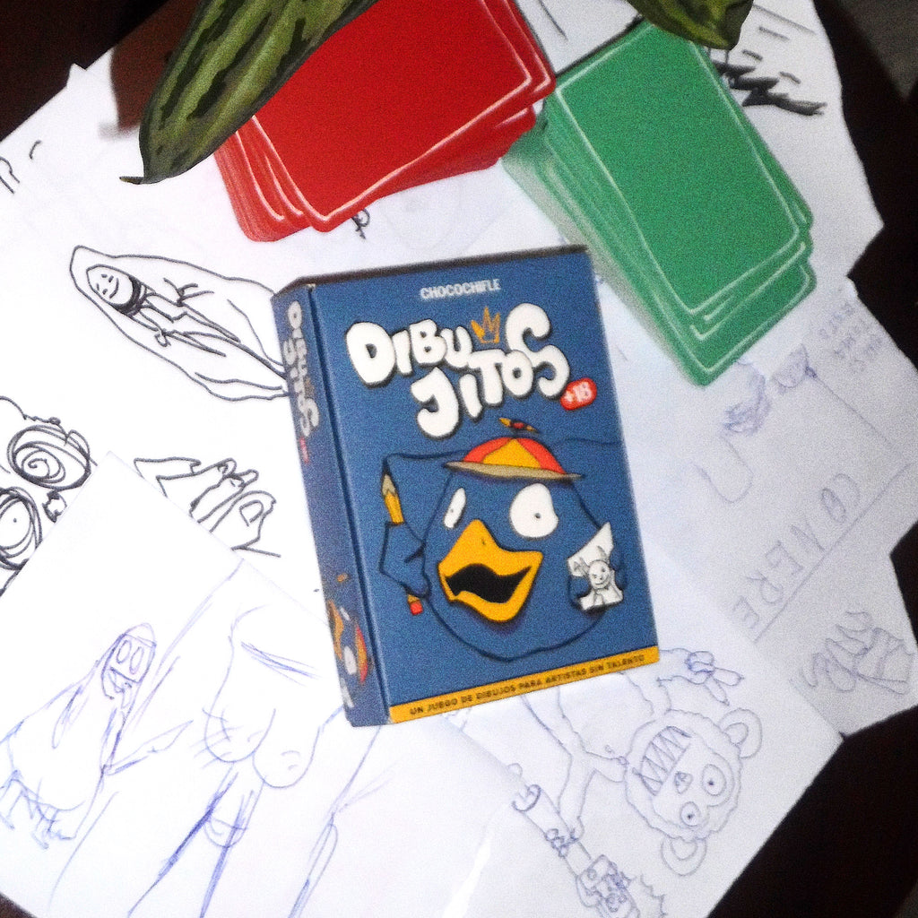 Caja de Dibujitos sobre hojas con dibujos hechos durante una partida